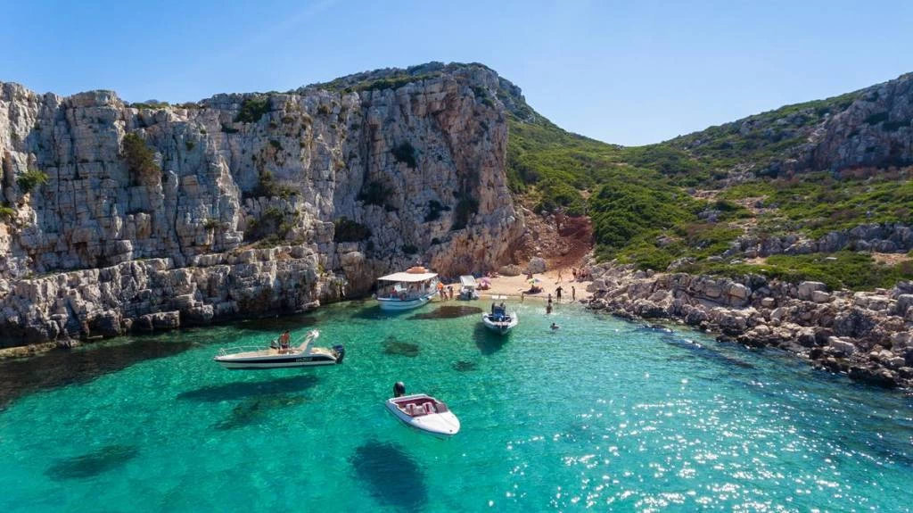 Ένα ιδιαίτερο ελληνικό νησί με ναυάγιο και εξωτική παραλία-Βίντεο
